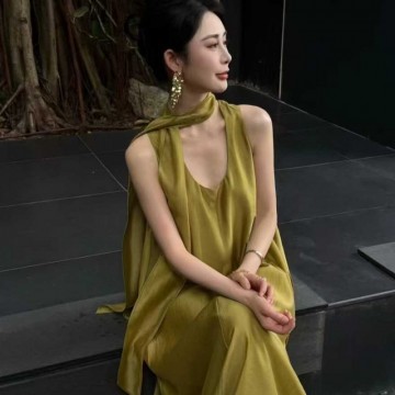芮纳春夏款服饰，慵懒风奢华简约时尚优雅裙装裙子