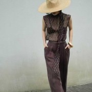 女士礼帽搭配轻薄网纱面料短袖上衣搭配宽松舒适裤子清爽舒适