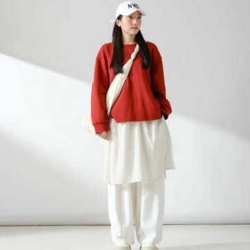 白色棒球帽搭配红色毛衣白色长裤尽显女性优雅大方