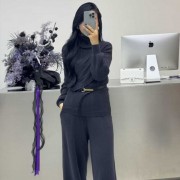 黑色羊毛衫女士毛衣搭配灰色长裤优雅大方休闲舒适