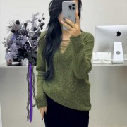 墨绿色毛衣搭配黑色瘦身长裙轻盈优雅尽显女性魅力