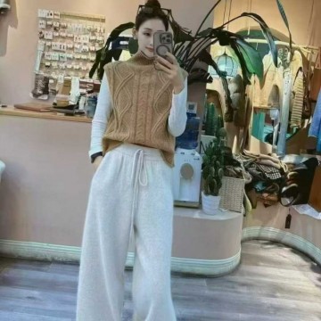 女士针织毛衣搭配珍珠白阔腿裤优雅舒适气质佳