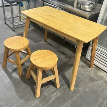 长1.1米，宽60实木桌子到店八套，一桌四凳不单卖