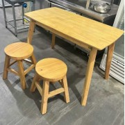 长1.1米，宽60实木桌子到店八套，一桌四凳不单卖