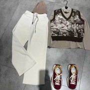 春装上新女士马甲搭配白色裤子配上红色运动鞋尽显青春活力