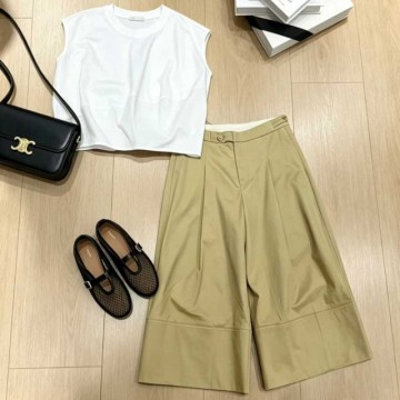 白色无袖体恤衫搭配卡其色七分短裤子夏季女装时尚优雅