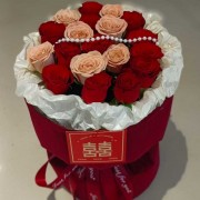 手捧鲜花玫瑰花520女神节礼物