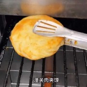 现烤潼关肉夹馍焦黄酥脆满口香肥而不腻