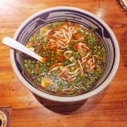 禹州小秦川特色主食韭菜肉皮酸汤面葱花面条酸辣面