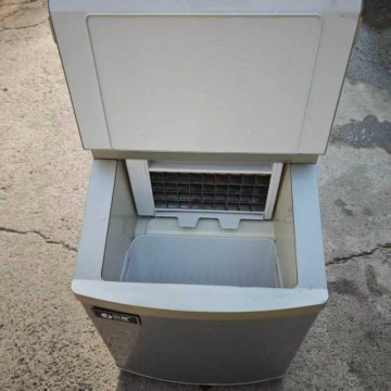 贝盈制冰机型号:BY-220F公司办公室家用小型制冰机