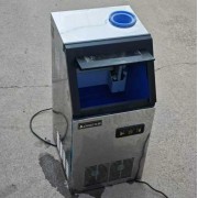 志高制冰机型号ZG-B70T桶装水自动制冰饮料店旋转小火锅店