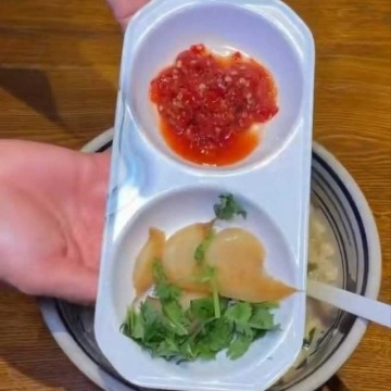 小秦川特色剁椒秘制糖蒜搭配秦川羊肉泡馍绝配